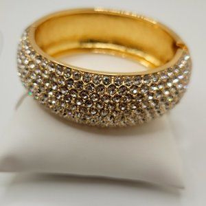 NEW! WHITE AUSTRIAN CRYSTAL BANGLE IN GOLD TONE WITH HINGE 6.50 IN
